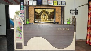 Un mostrador de recepción con una placa que dice "R E C P I C T I O N".