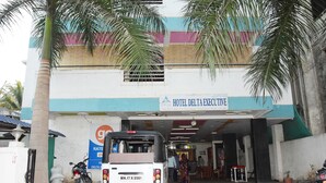 Entrada de hotel con un letrero que dice "Hotel Delta Executive".