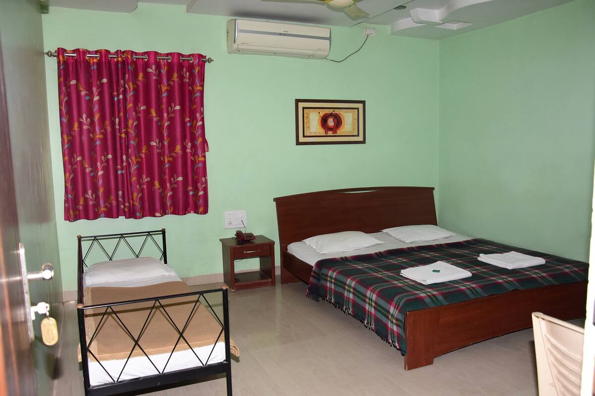 1 bedroom, in-room safe, rollaway beds (surcharge), WiFi (free)