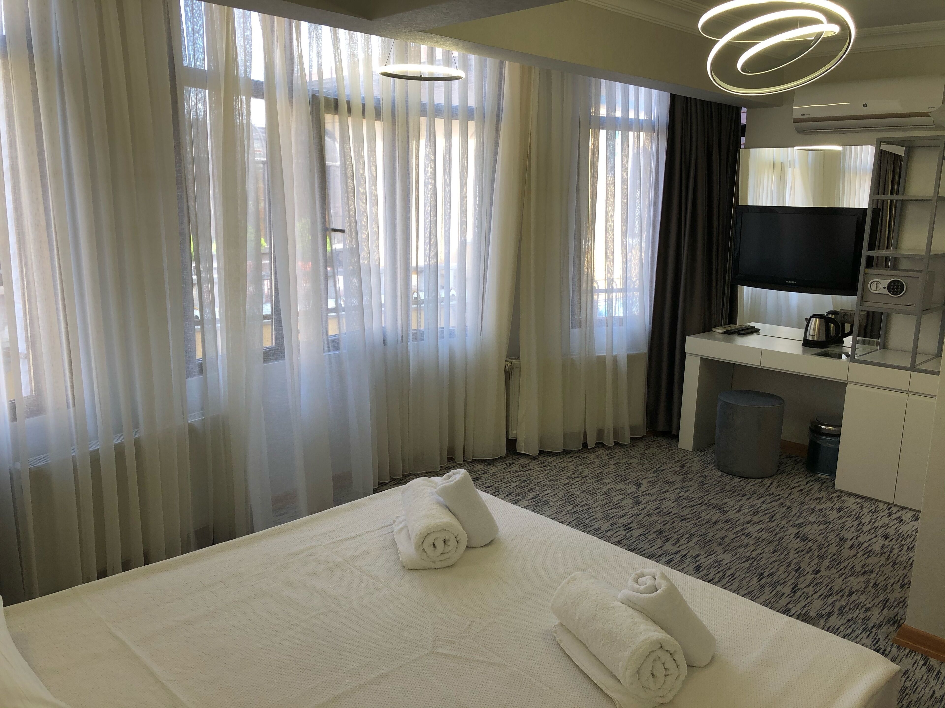 Egyptian cotton sheets, premium bedding, Select Comfort beds, minibar