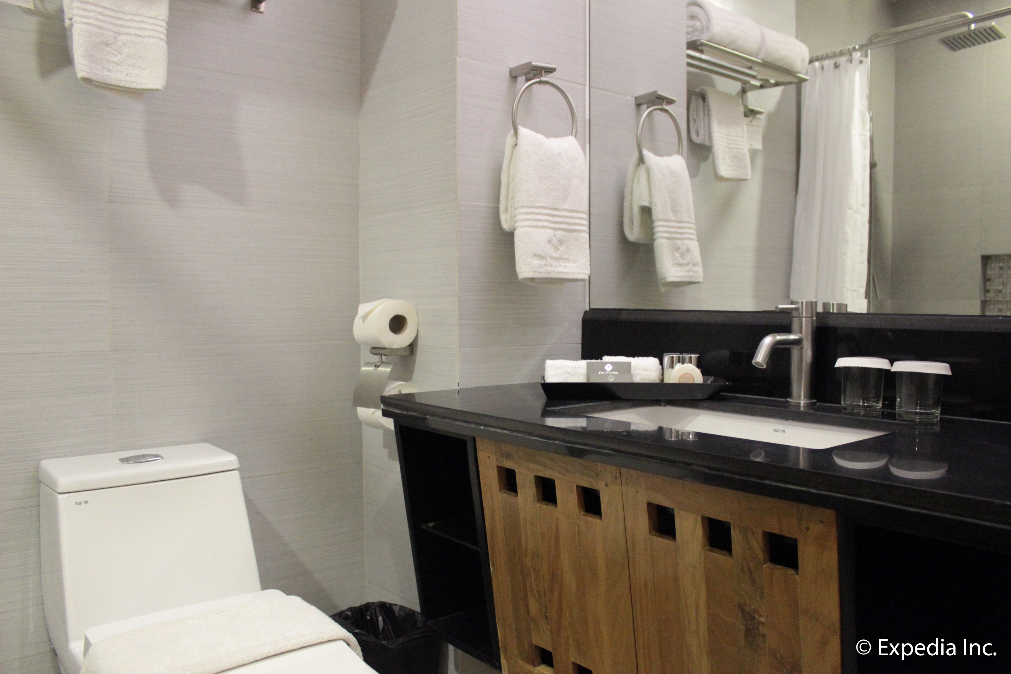 junior suite | bathroom | free toiletries, hair dryer, slippers, towels