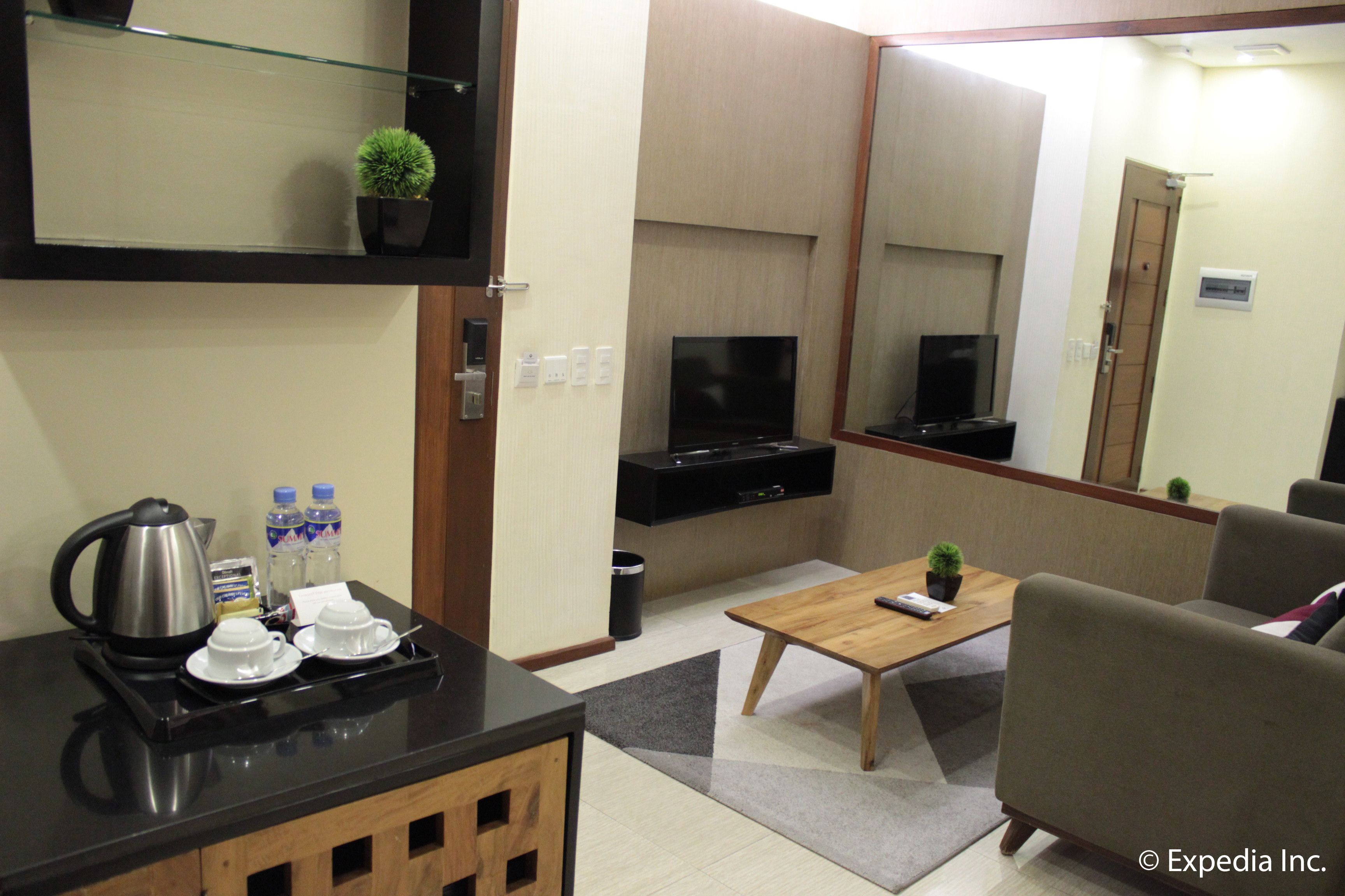 executive suite | living area | 32-inch flat-screen tv with cable channels, tv