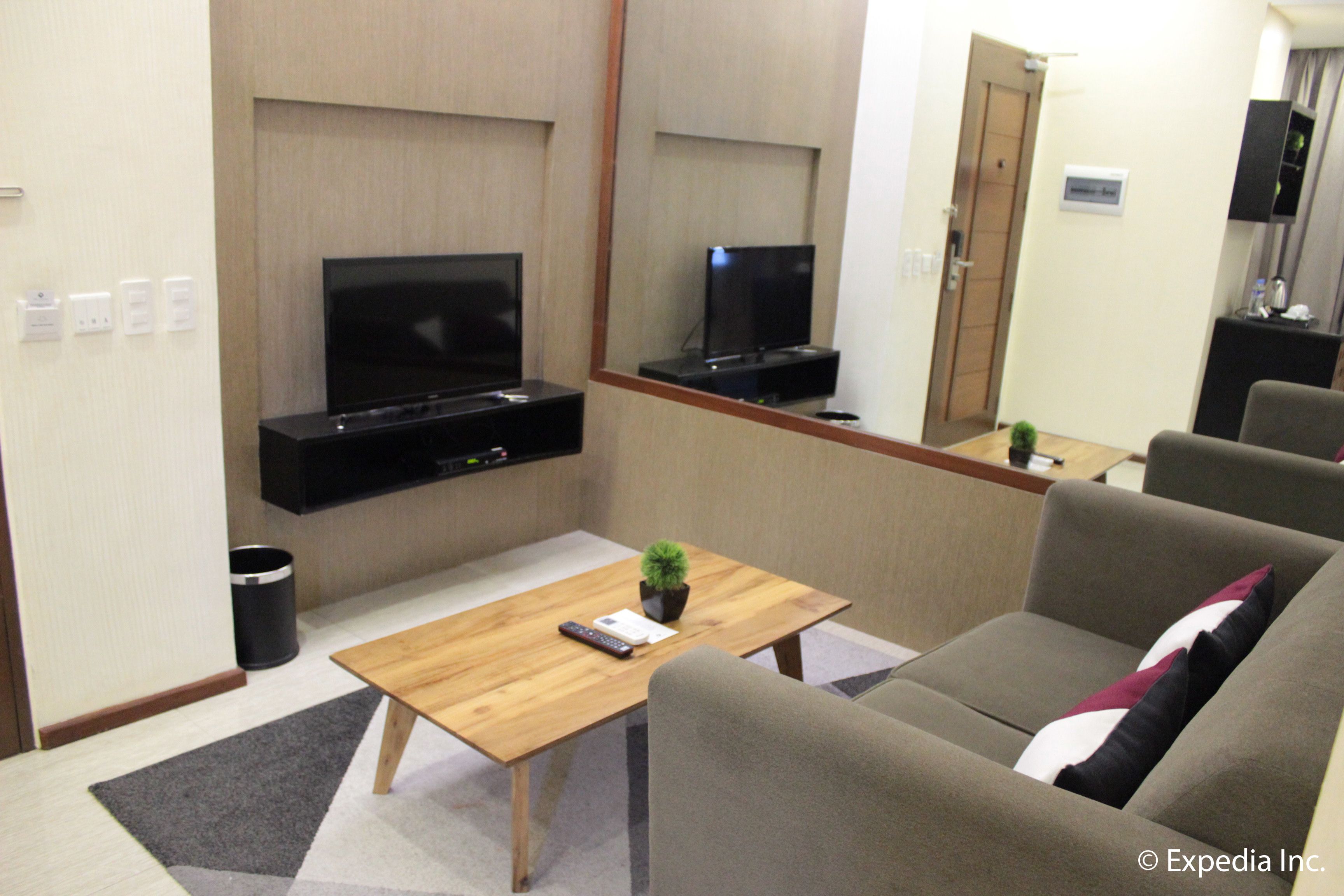 executive suite | living area | 32-inch flat-screen tv with cable channels, tv