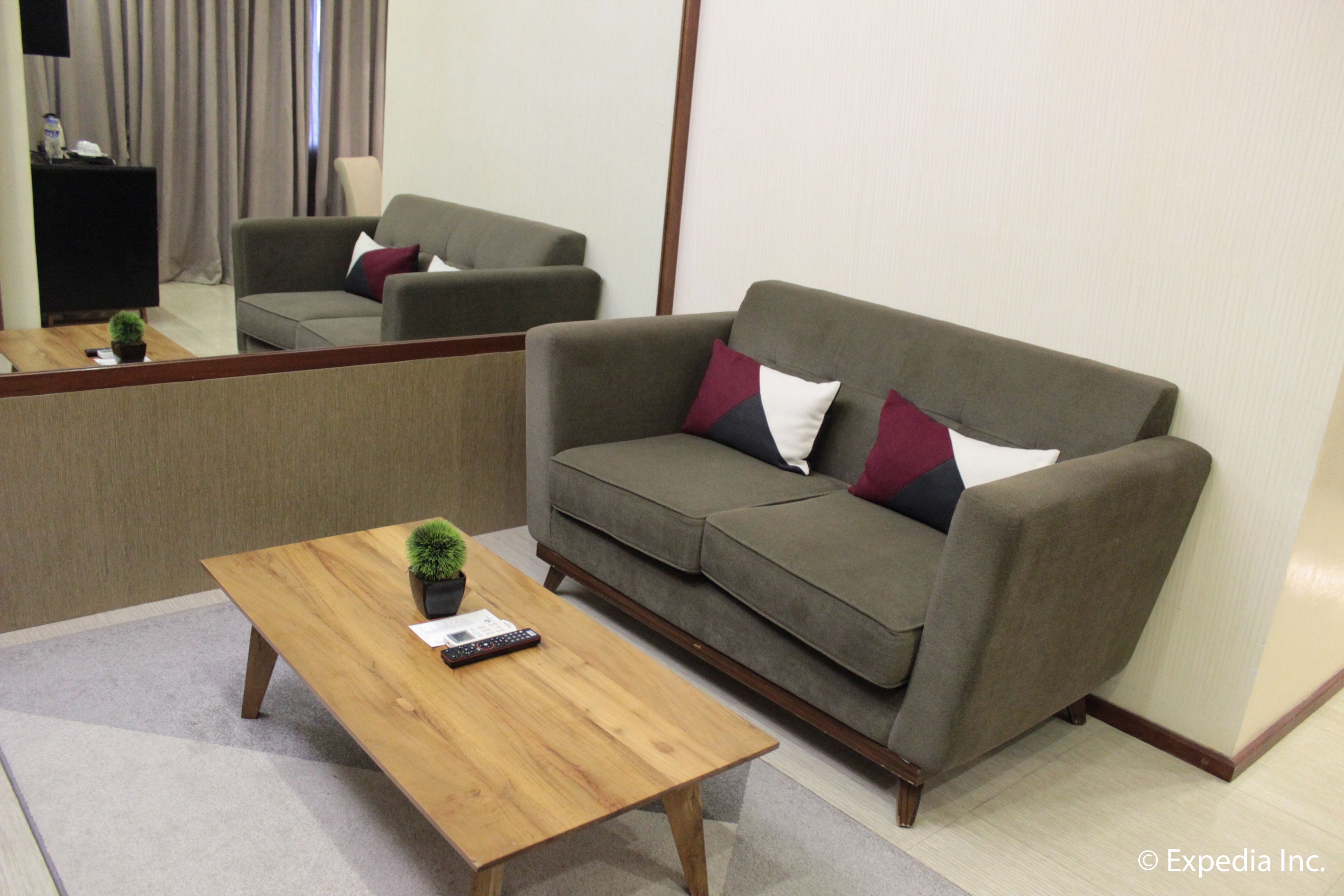 executive suite | living area | 32-inch flat-screen tv with cable channels, tv