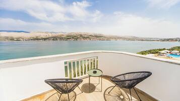 Habitación, balcón, vista al mar | Balcón