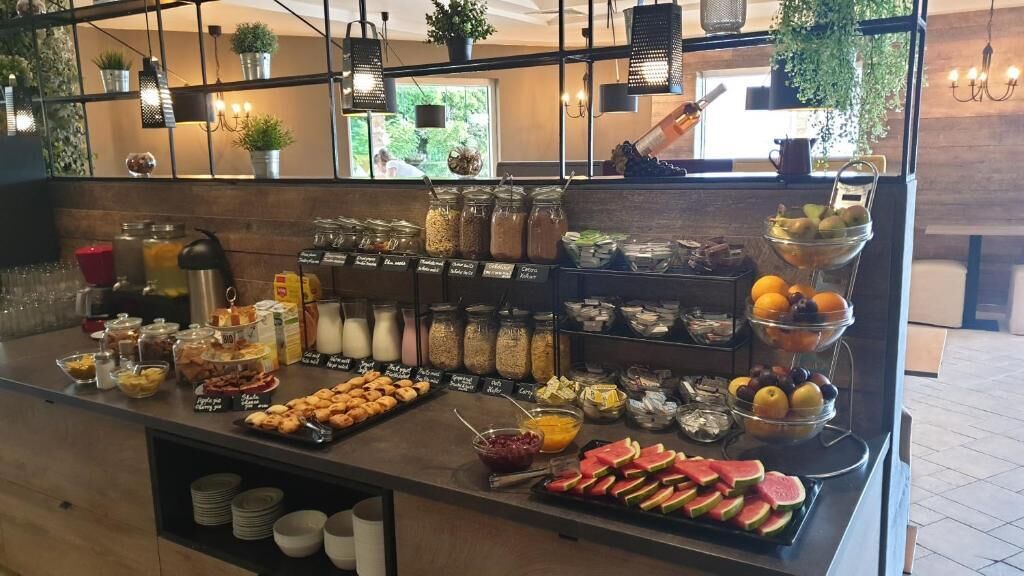 Desayuno buffet (EUR 10 por persona) 