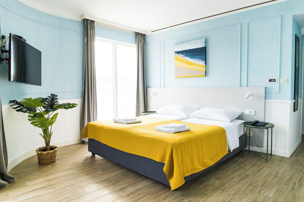 Superior-Doppel- oder -Zweibettzimmer, Meerblick | Minibar, Zimmersafe, Schreibtisch, laptopgeeigneter Arbeitsplatz