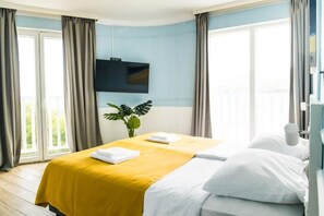 Minibar, caja de seguridad en la habitación y escritorio 