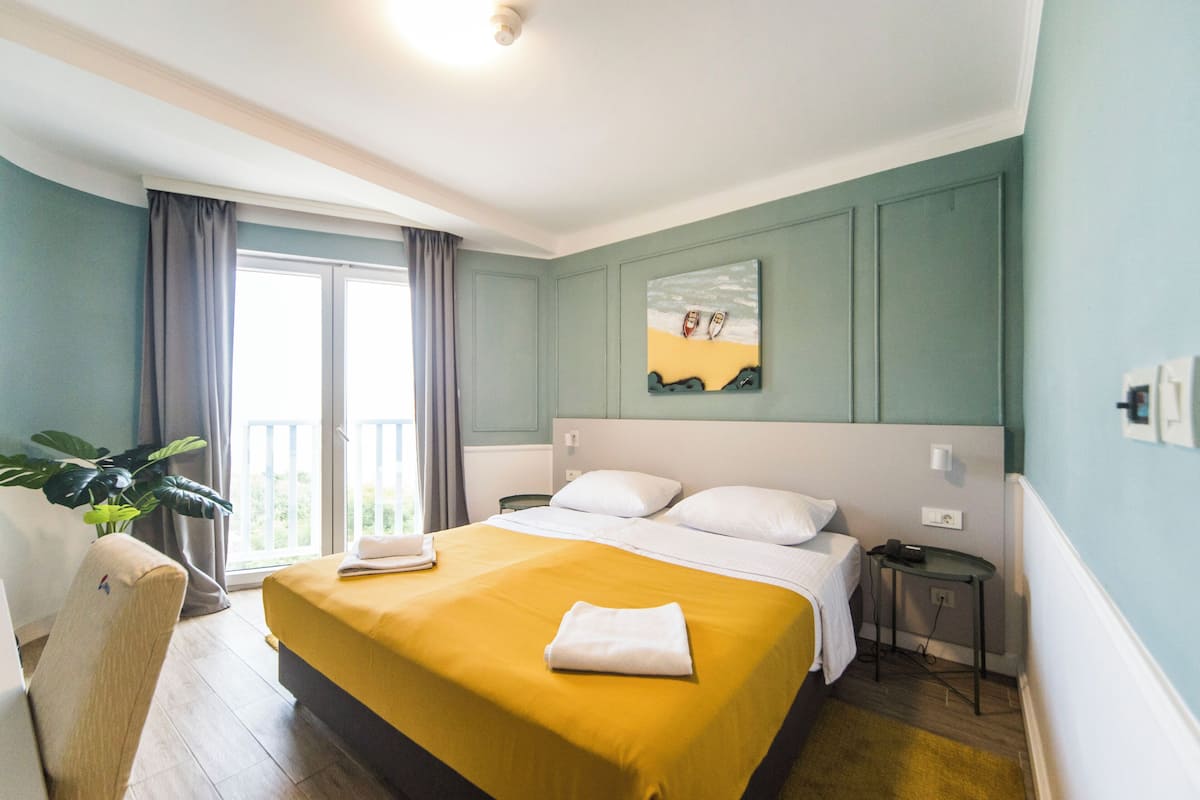 Standard-Doppel- oder -Zweibettzimmer, Meerblick | Minibar, Zimmersafe, Schreibtisch, laptopgeeigneter Arbeitsplatz