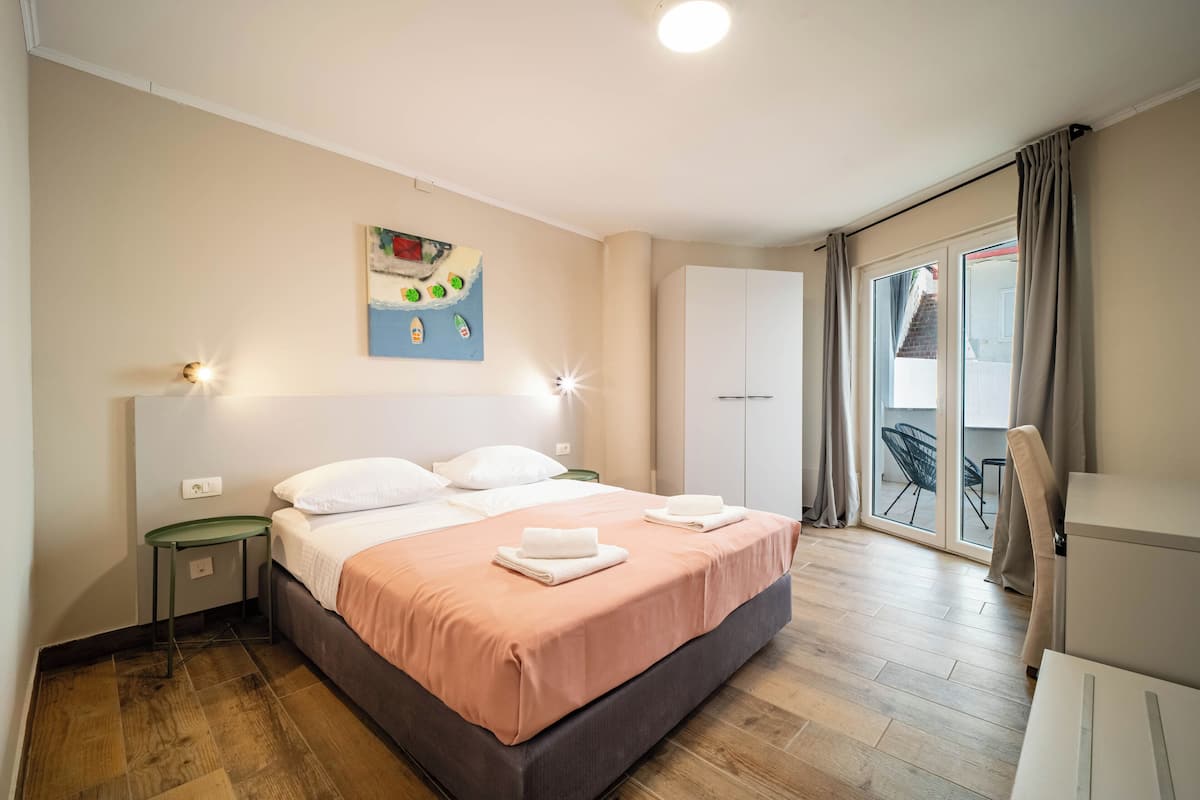 Economy double room with balcony | Minibar, in-room safe, desk, laptop workspace