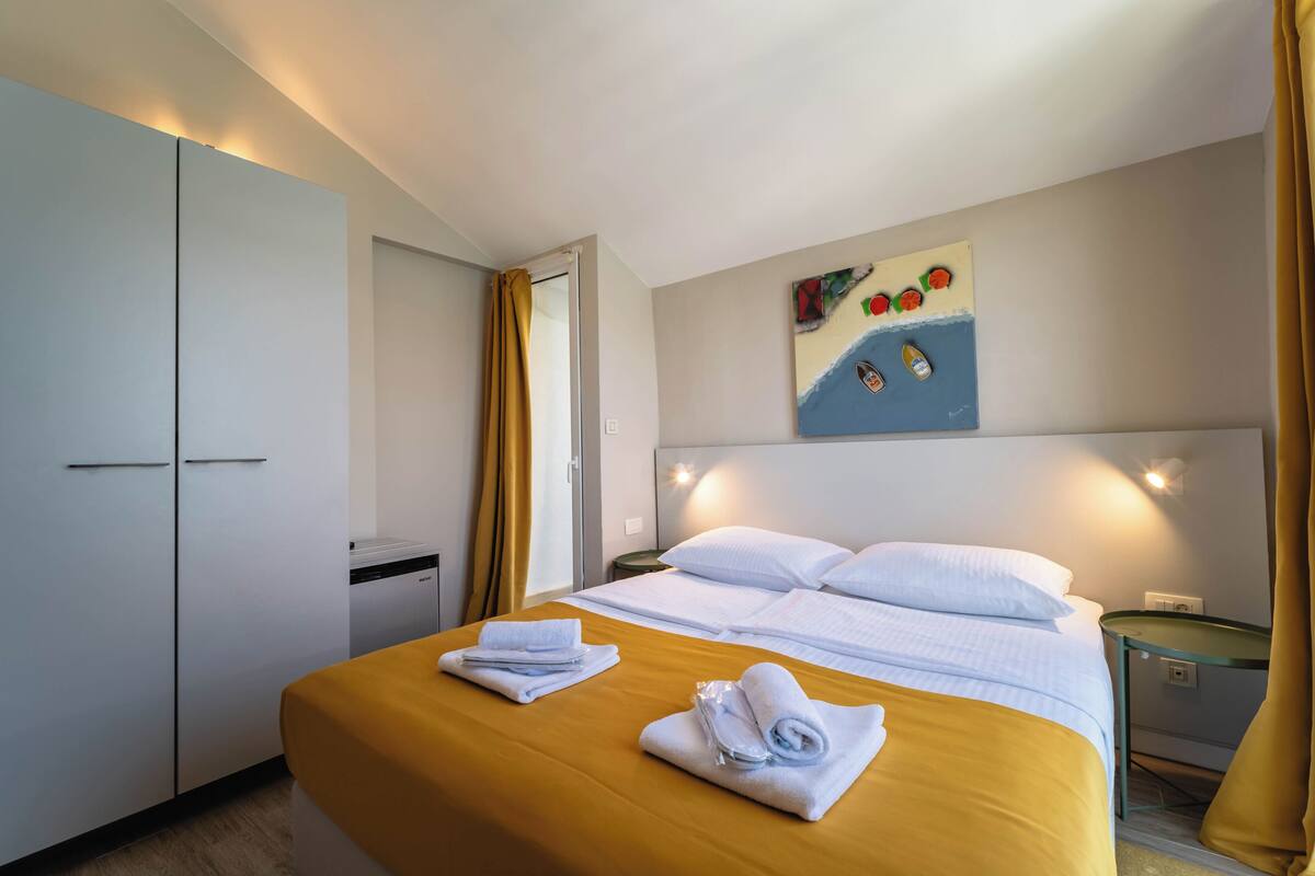 Quadruple Room with Sea View and Balcony | Minibar, in-room safe, desk, laptop workspace