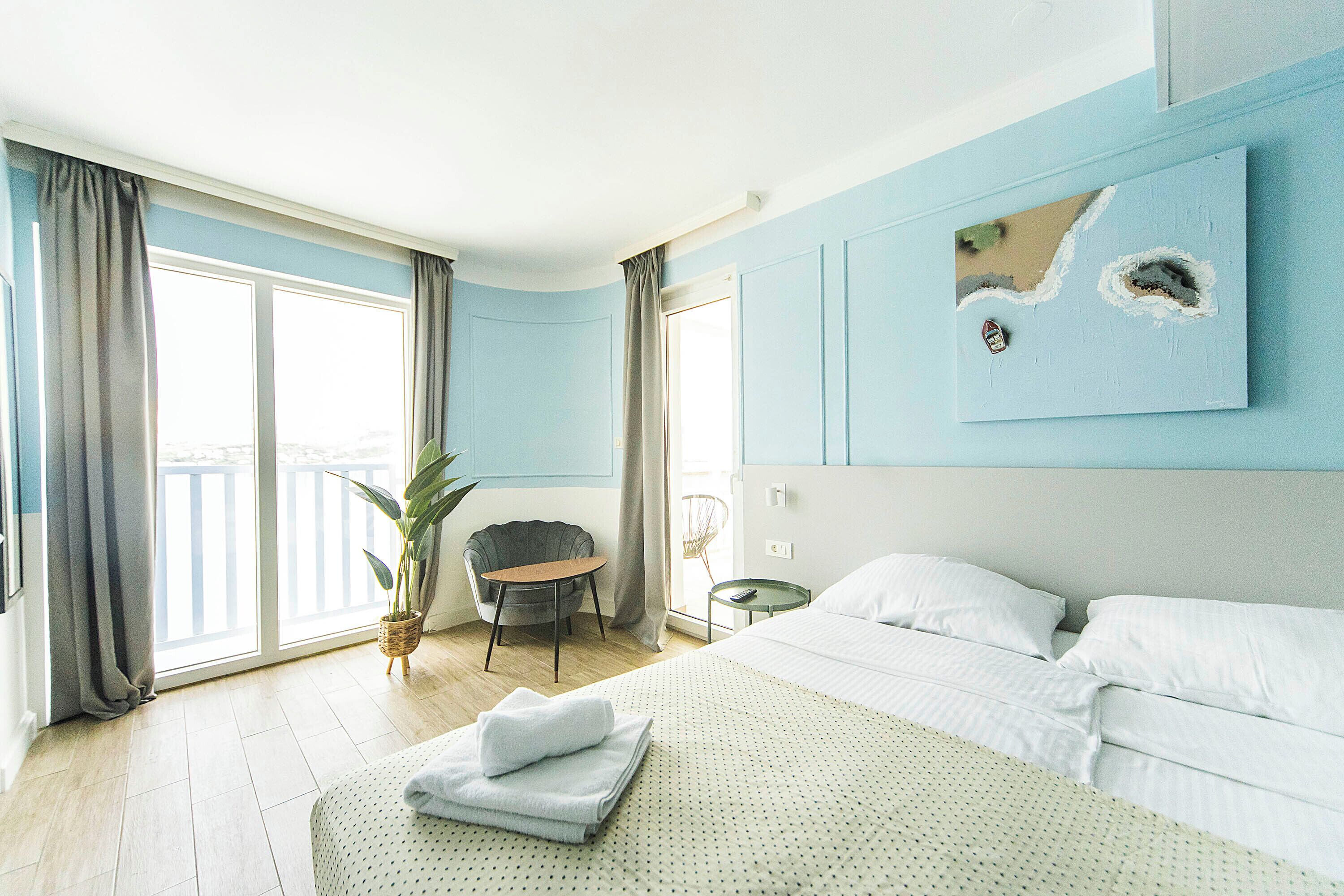 Standard-Doppelzimmer, Meerblick | Minibar, Zimmersafe, Schreibtisch, laptopgeeigneter Arbeitsplatz
