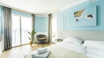 Standard-Doppelzimmer, Meerblick | Minibar, Zimmersafe, Schreibtisch, laptopgeeigneter Arbeitsplatz