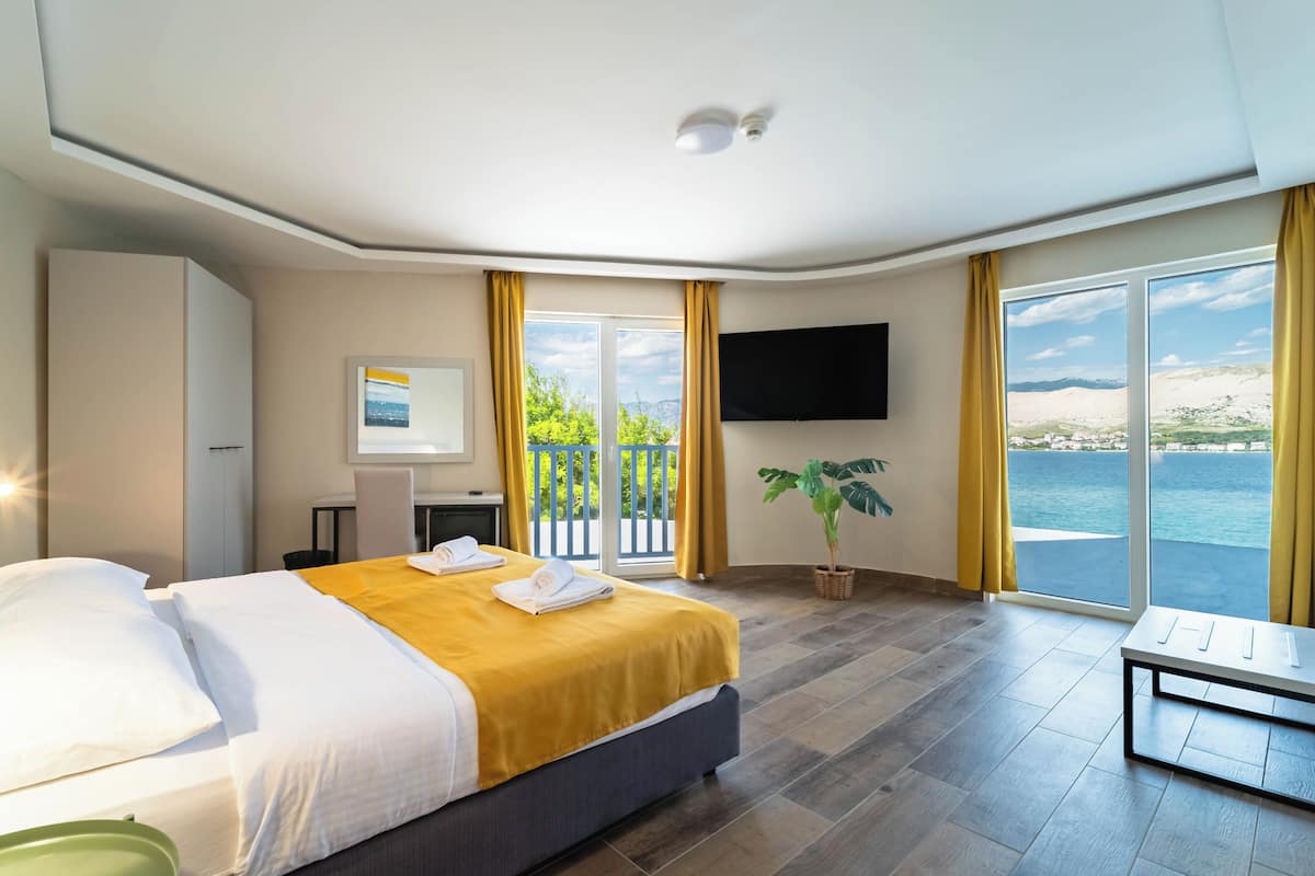 Superior Double Room with Sea View | Minibar, in-room safe, desk, laptop workspace