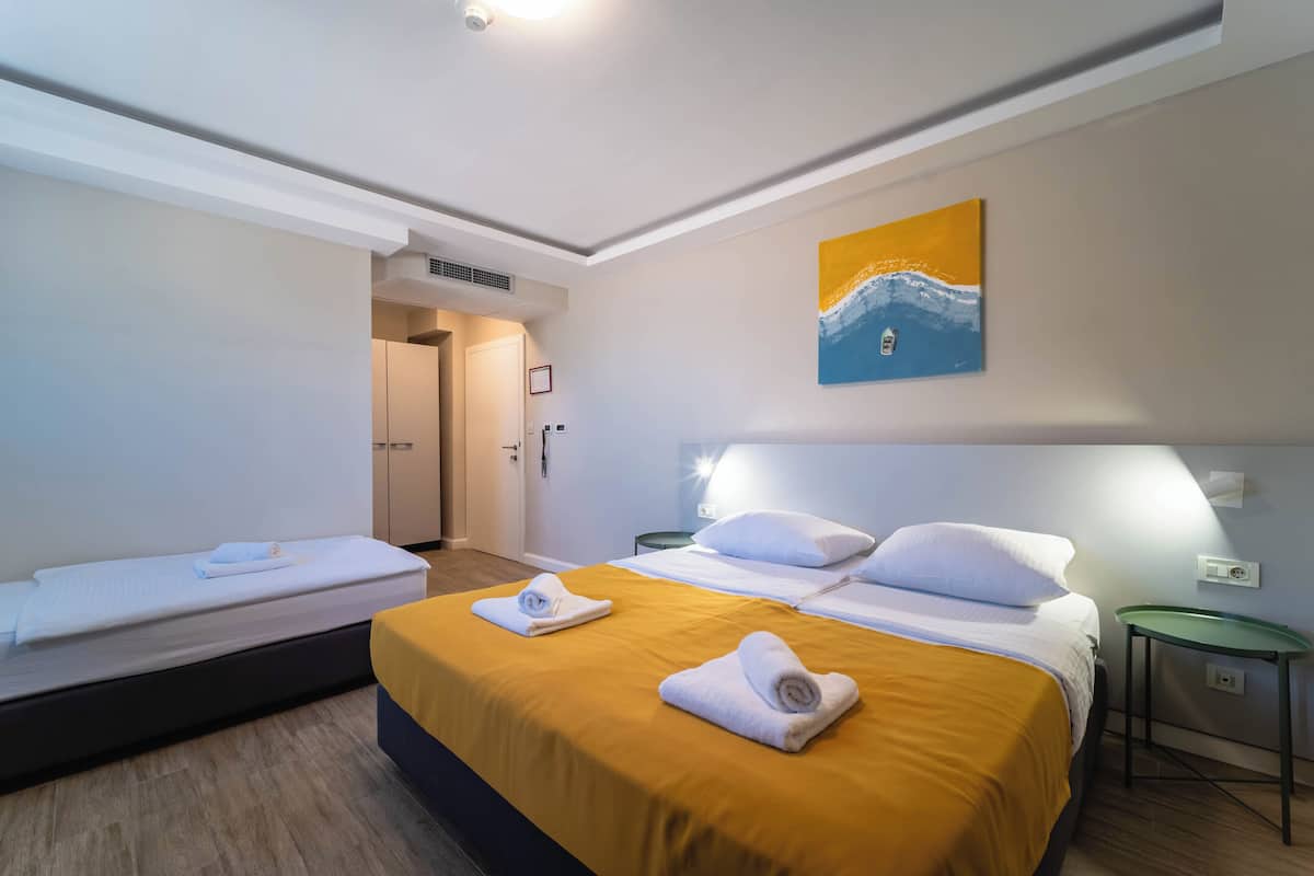 Economy triple room (2+1) | Minibar, in-room safe, desk, laptop workspace