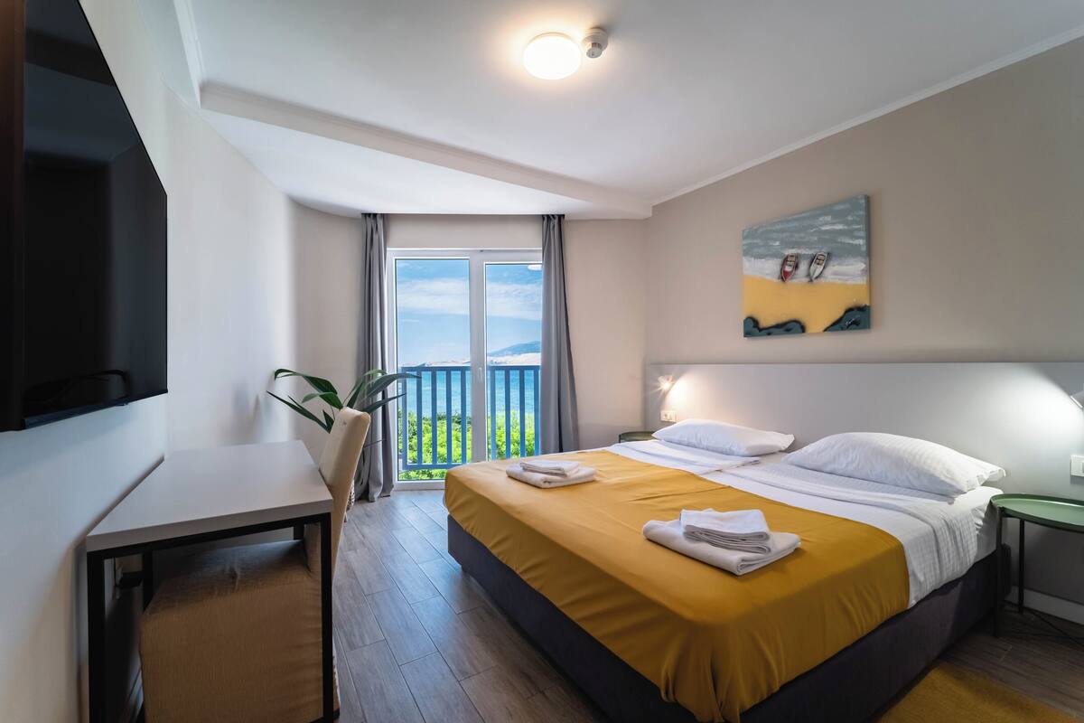 Standard Double Room with Sea View | Minibar, in-room safe, desk, laptop workspace