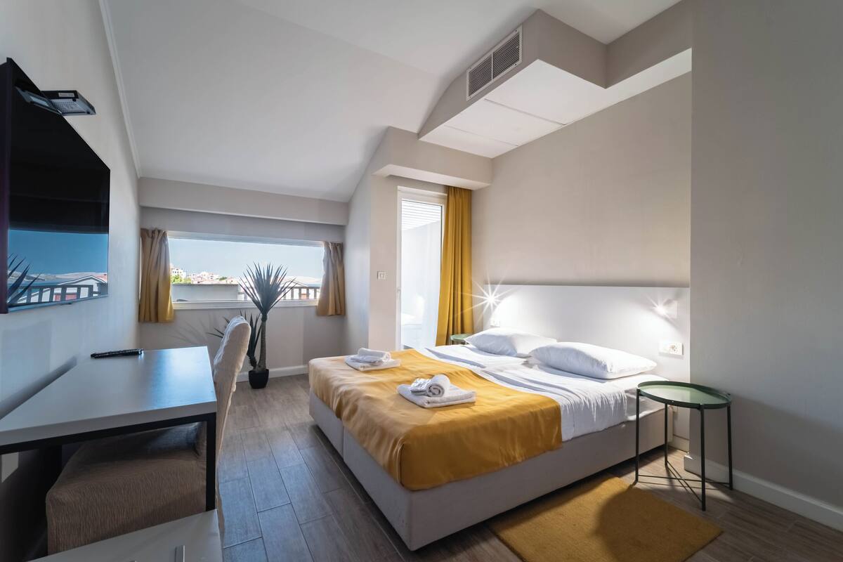 Family Room with Sea View and Balcony | Minibar, in-room safe, desk, laptop workspace