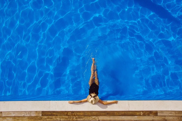 Seasonal outdoor pool, pool umbrellas, sun loungers