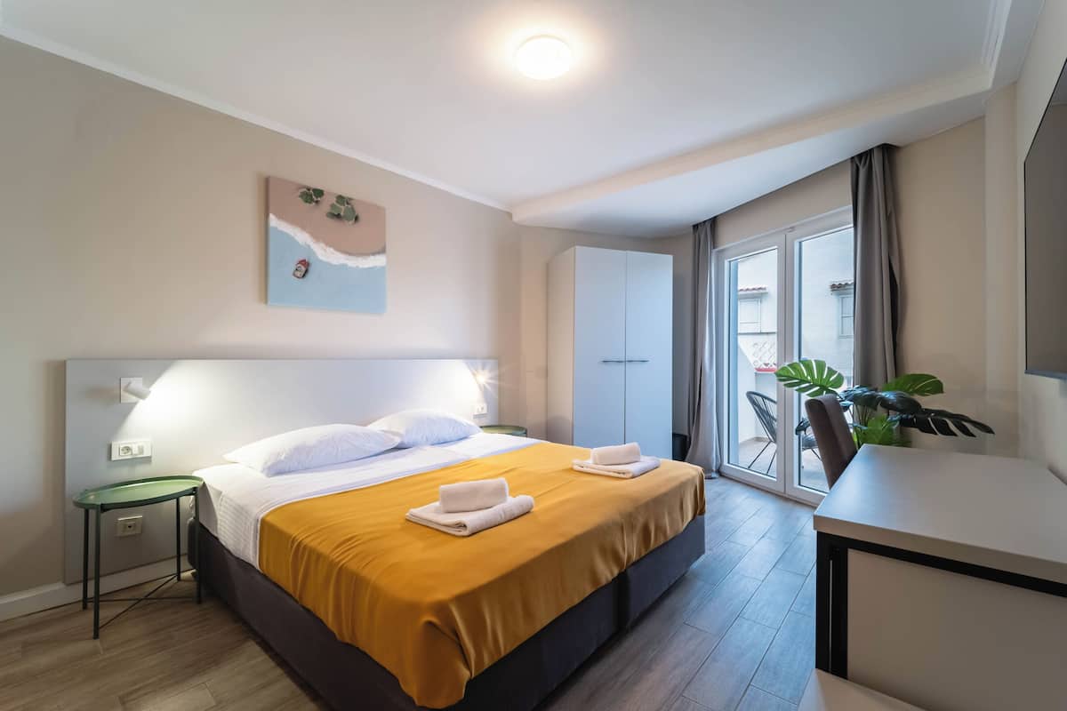 Standard Double Room with Double or Twin bed | Minibar, in-room safe, desk, laptop workspace