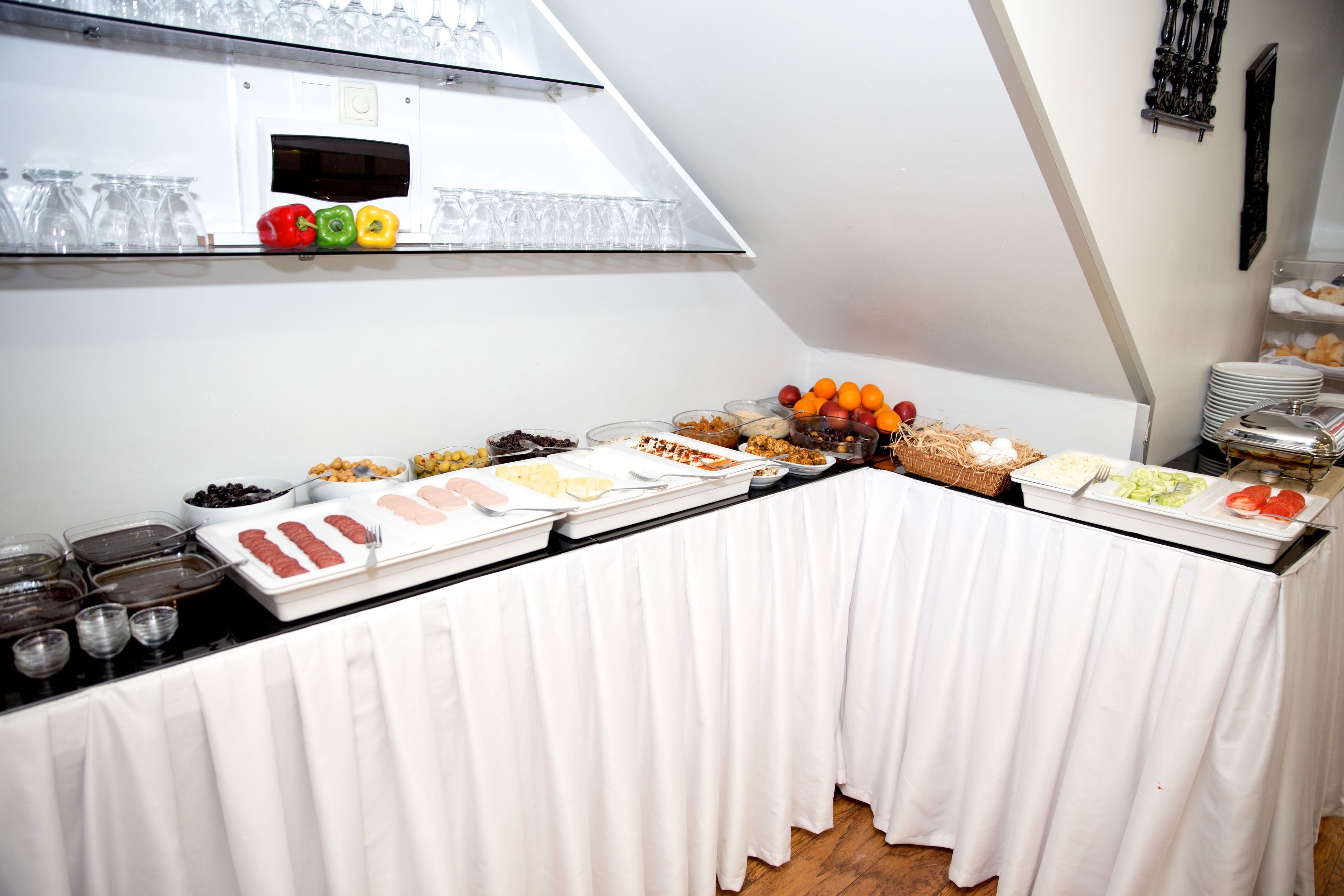 Una mesa de buffet con diversos alimentos y una vitrina encima.