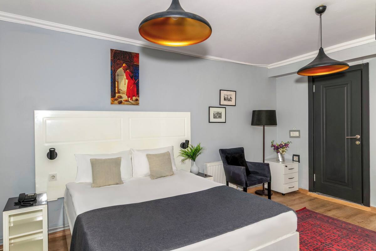 Classic Room | Minibar, WiFi (free), bed sheets