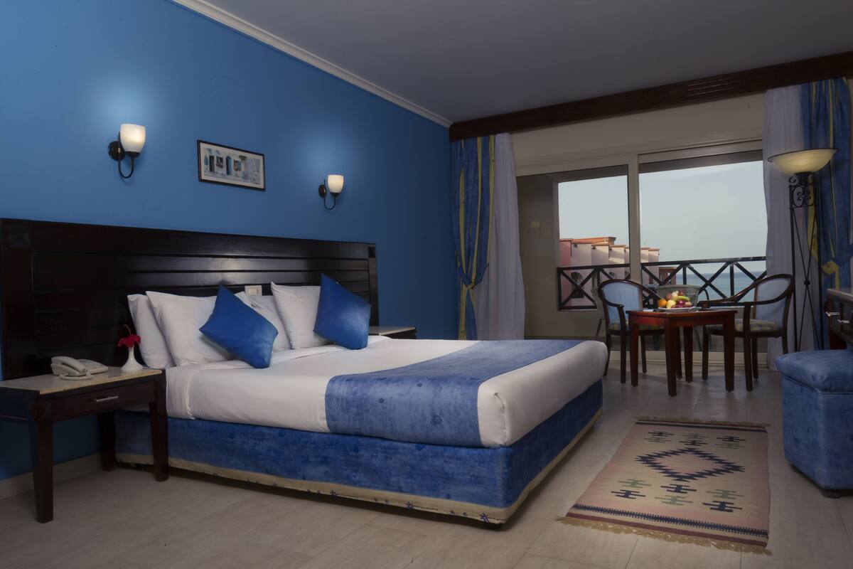 In-room safe, rollaway beds (surcharge)