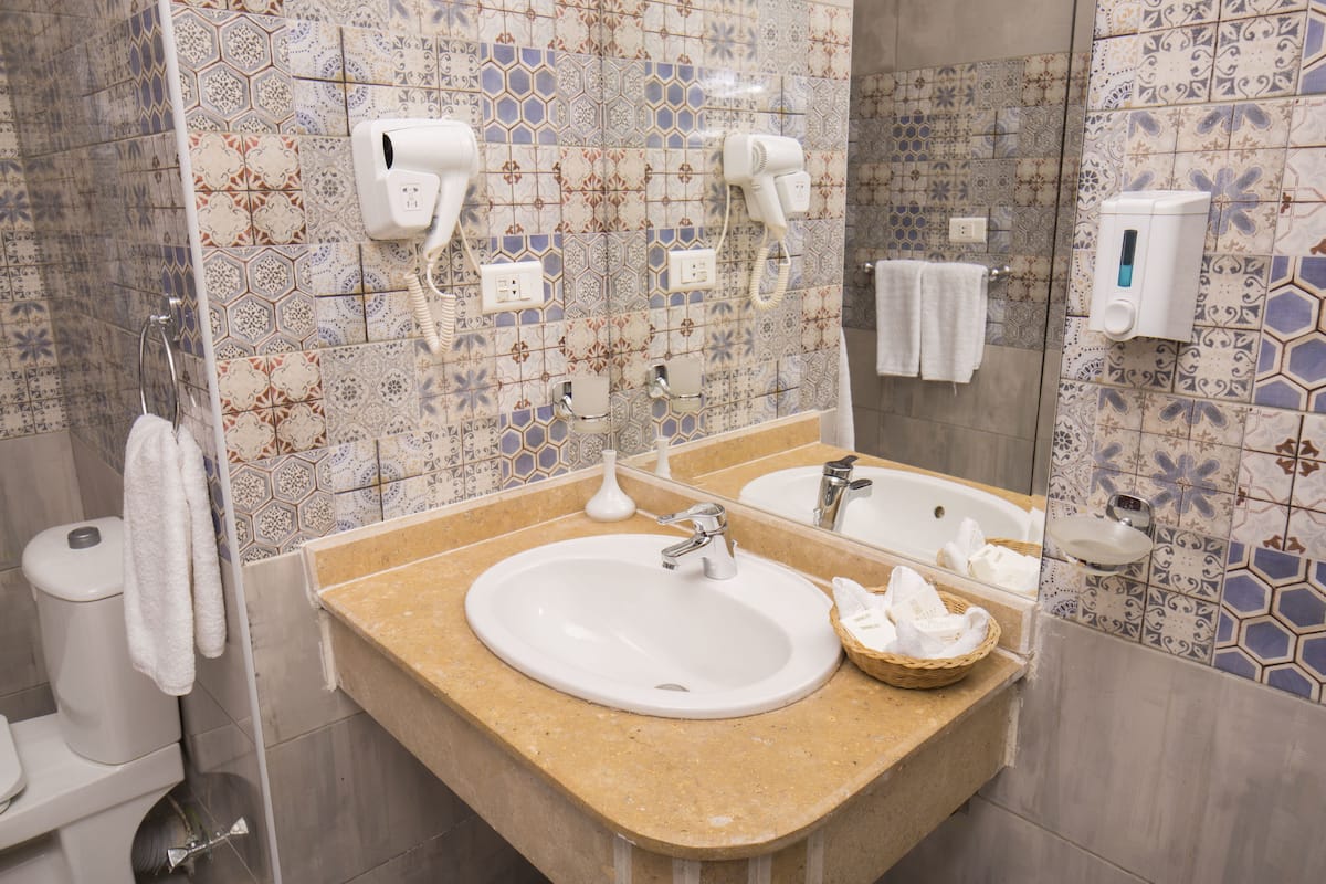 Vierpersoonskamer | Badkamer | Een bad, gratis toiletartikelen, een haardroger