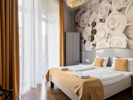 Habitación estándar con 1 cama doble o 2 individuales | Ropa de cama de alta calidad, cortinas opacas, sistema de insonorización