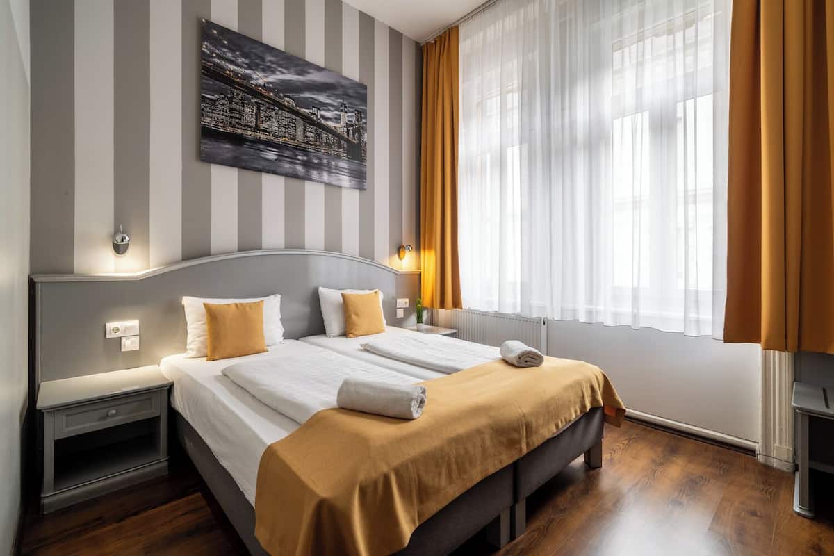 Camera Standard con letto matrimoniale o 2 letti singoli | Biancheria da letto di alta qualità, tende oscuranti, insonorizzazione