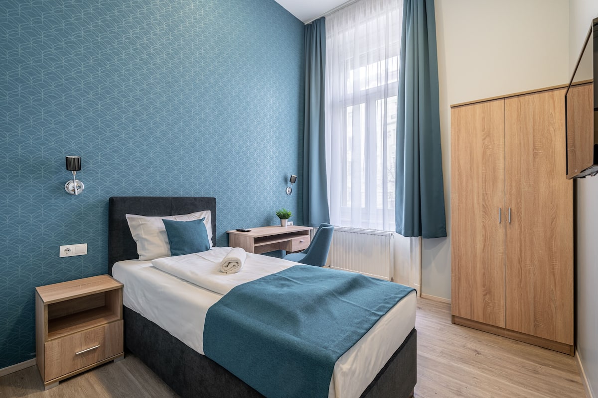 Biancheria da letto di alta qualità, tende oscuranti, insonorizzazione
