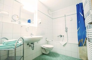 Đồ dùng nhà tắm miễn phí, máy sấy tóc, khăn tắm