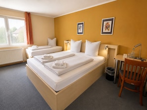 Triple Room, Private Bathroom - Hotel Select (Moenchengladbach)