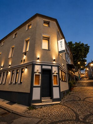 A corner building with a sign indicating it is a hotel. - Hotel Select (Moenchengladbach)