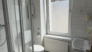 Standard-Einzelzimmer | Badezimmer | Dusche, Haartrockner, Handtücher