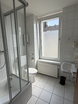 Standard Single Room | Bathroom | Shower, hair dryer, towels - Hotel Select (Moenchengladbach)