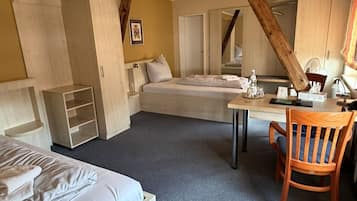 Standard-Zweibettzimmer | Schreibtisch, Verdunkelungsvorhänge, schallisolierte Zimmer