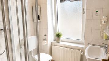 Een douche, een haardroger, handdoeken
