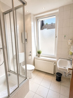 Shower, hair dryer, towels - Hotel Select (Moenchengladbach)