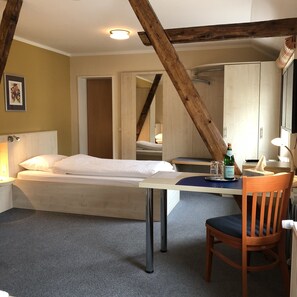 Desk, blackout curtains, soundproofing, free WiFi - Hotel Select (Moenchengladbach)