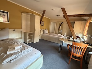Standard Twin Room | Desk, blackout drapes, soundproofing, free WiFi - Hotel Select (Moenchengladbach)