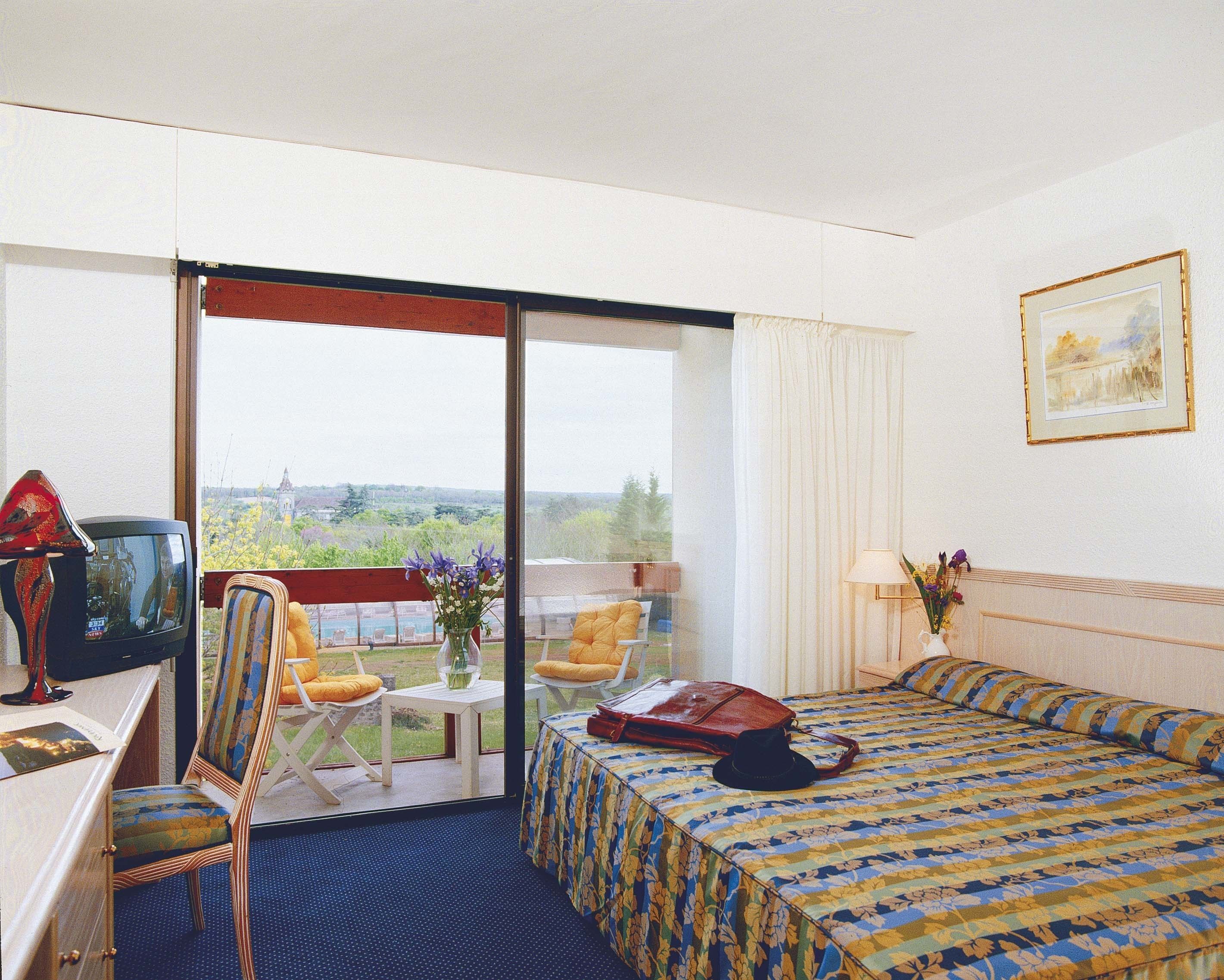 desk, free cots/infant beds, rollaway beds, wifi