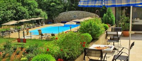 Daily buffet breakfast (EUR 15.5 per person)