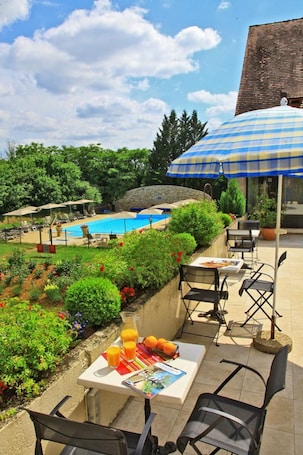 Daily buffet breakfast (EUR 15.5 per person). Hôtel du Château