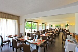 Daily buffet breakfast (EUR 15.5 per person)