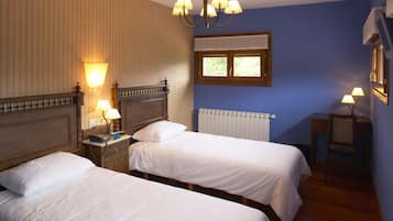 Standard Double Room | Desk, free cribs/infant beds, rollaway beds, bed sheets