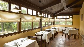 Breakfast (EUR 6.5 per person)