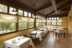 Breakfast (EUR 6.5 per person)