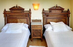 Family Suite, 1 Double Bed, Garden View | Desk, free cribs/infant beds, rollaway beds, bed sheets - Coviella Hotel Rural (Cangas de Onis)