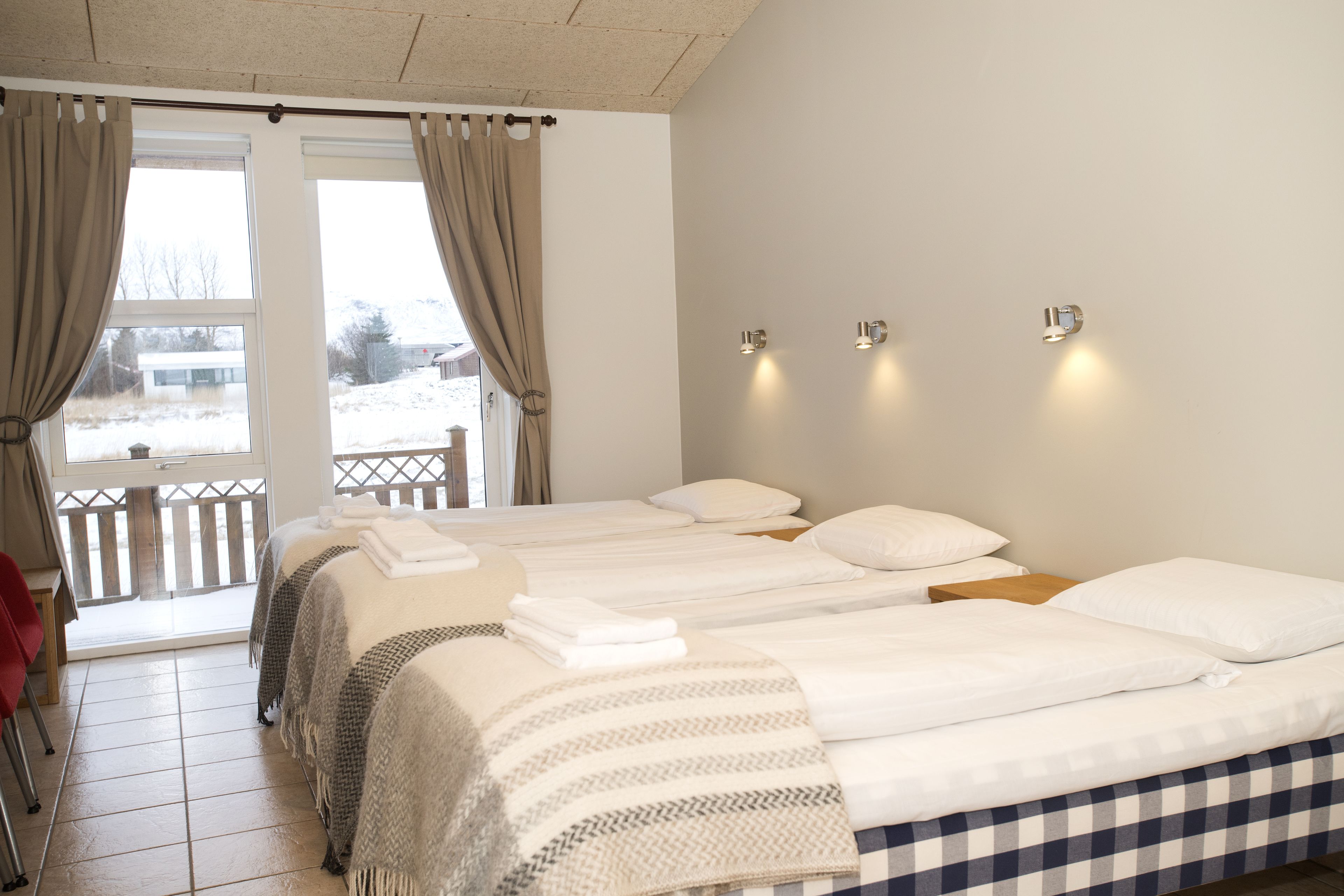 Family Room with Hot Tub Access | Ropa de cama hipoalergénica y caja de seguridad en la habitación 