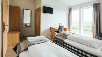 Standard Double or Twin Room with Hot Tub Access | Hypo-allergenic bedding, in-room safe, desk, laptop workspace